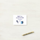 Eerste reis rond de zon planeet astronaut verjaard post-it® notes (Op bureau)