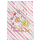 Eerste reis rond het Zonnemeisje 1e. verjaardagsfe Medium Cadeauzakje (Achterkant)