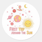 Eerste reis rond het Zonnemeisje 1e. verjaardagsfe Ronde Sticker (Voorkant)