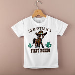 Eerste Rodeo schattig cowboy paard verjaardagsfees<br><div class="desc">Eerste Rodeo schattige cowboy baby paard verjaardagsfeestje gepersonaliseerd t-shirt,  schattig bruin baby paard in een cowboys pet en versierd zadel op Arizona landschap voor cowboys western thema verjaardagsfeestje.</div>