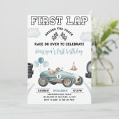 Eerste ronde raceauto rond het circuit 1e verjaard kaart (Staand voorkant)