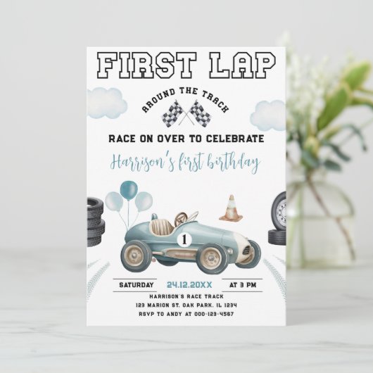 Eerste ronde raceauto rond het circuit 1e verjaard kaart (Staand voorkant)