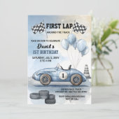 Eerste ronde rond de blauwe raceauto van de baan V Kaart (Staand voorkant)