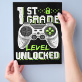 Eerste schooldag van de onvergrendelde gamer in de flyer (Hand)