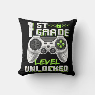 Eerste schooldag van de onvergrendelde gamer in de kussen