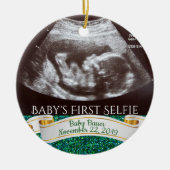 Eerste Selfie voor baby (groene achtergrond) Keramisch Ornament (Voorkant)