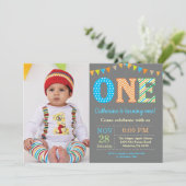 Eerste uitnodiging van de verjaardag. Boy First Bi (Staand voorkant)