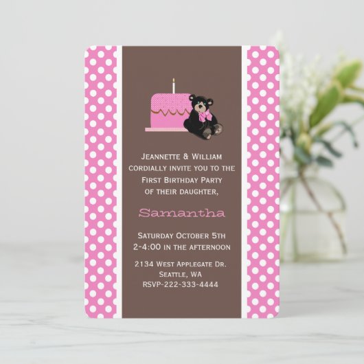 Eerste uitnodiging van roze en bruine baby (Staand voorkant)