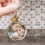 Eerste vaderdag als aangepast opa jaar en foto sleutelhanger<br><div class="desc">Creëer uw eigen unieke foto-sleutelhanger voor de eerste vaderdag van de nieuwe opa. Een perfecte kans om een foto van je nieuwe baby toe te voegen als een mooie koepel en een tijdloze schat die elke dag geniet. De sjabloon is opstelling klaar voor u om uw eigen foto toe te...</div>