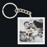 Eerste Vaderdag  Baby Foto collage Sleutelhanger<br><div class="desc">Een persoonlijke Vaderdag gave voor je vader om Vaderdag te vieren. Of het nu gaat om een nieuwe vader, stiefvader, oude en klassieke vader, of vader, de aangepaste tekstfunctie zal je bedekken. U kunt de tekst in uw gewenste formulering veranderen en uw eigen douanefoto uploaden. Haal iets gedenks en speciaals...</div>