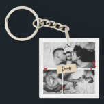 Eerste Vaderdag  Baby Foto collage Sleutelhanger<br><div class="desc">Een persoonlijke Vaderdag gave voor je vader om Vaderdag te vieren. Of het nu gaat om een nieuwe vader, stiefvader, oude en klassieke vader, of vader, de aangepaste tekstfunctie zal je bedekken. U kunt de tekst in uw gewenste formulering veranderen en uw eigen douanefoto uploaden. Haal iets gedenks en speciaals...</div>