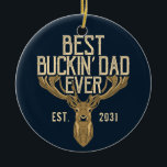 Eerste vaderdag Beste Buckin-vader ooit Keramisch Ornament<br><div class="desc">Beste Buckin Dad ooit. Koel voor het jagen op vaders en bbq liefhebbende opa's die van avontuur in het wild houdt. Perfect voor elk moment van het jaar als een geschenk, maar vooral tijdens de feestdagen</div>