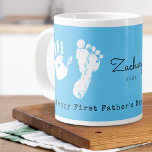 Eerste Vaderdag Newborns toevoegen Afdrukken Grote Koffiekop<br><div class="desc">Aangepaste gedrukte koffie mok gepersonaliseerd met het TOEVOEGEN van uw pasgeborenen prints en woorden "Happy First Vaderdag ♥️ We Love You" met naam en datum.</div>