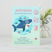 Eerste verjaardag baby haai onder het zee blauw kaart (Staand voorkant)