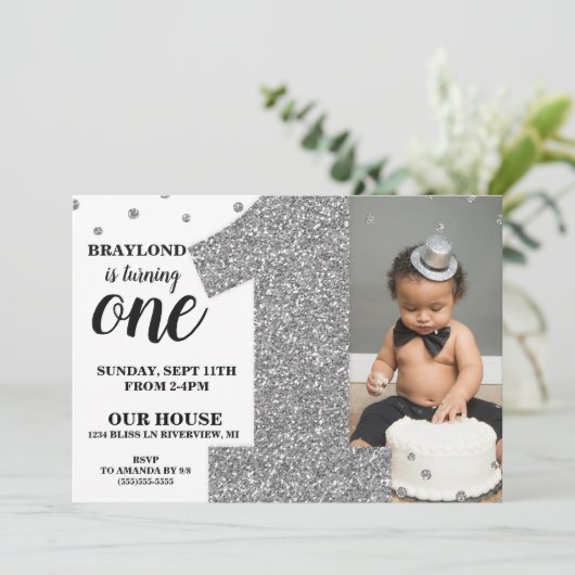Eerste verjaardag Faux Silver Glitter Uitnodiging (Staand voorkant)