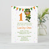 Eerste verjaardag leprechaun boft op een klaver Ie Kaart (Staand voorkant)