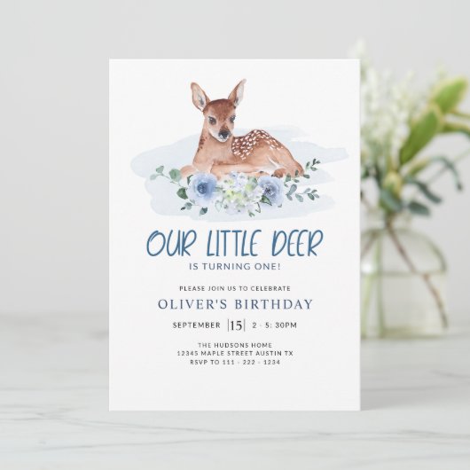 Eerste verjaardag Little Deer Blue Floral Invit Kaart (Staand voorkant)