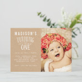 Eerste verjaardag meisje gepersonaliseerd nummer f kaart (Staand voorkant)