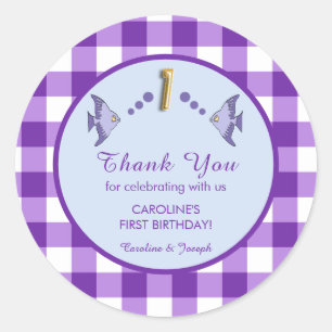 Eerste verjaardag paarse gingham vis bedankt ronde sticker