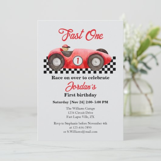Eerste verjaardag rode race auto snel een kaart (Staand voorkant)