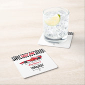 Eerste verjaardag rode race auto snel een kartonnen onderzetters (Insitu)