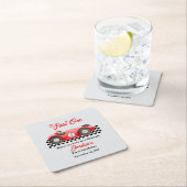 Eerste verjaardag rode race auto snel een kartonnen onderzetters (Insitu)