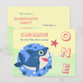 Eerste verjaardag schattige baby haai oceaan geel  uitnodiging briefkaart (Voorkant / Achterkant)