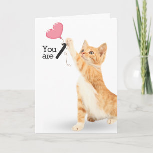 Eerste verjaardag tabby kat met hartballon kaart