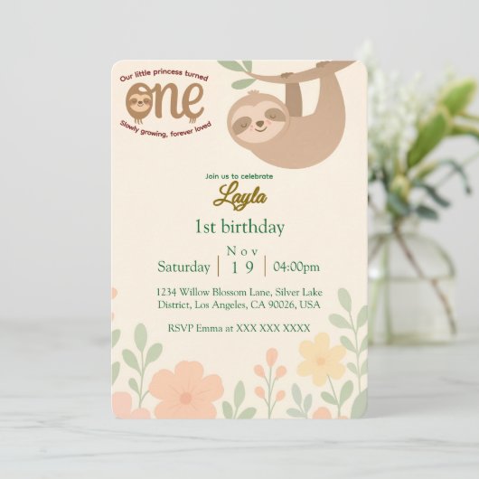 Eerste verjaardag uitnodiging Kaart – Schattigee S (Staand voorkant)