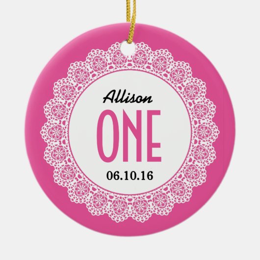 Eerste verjaardag van baby Memento Roze met kant B Keramisch Ornament (Voorkant)