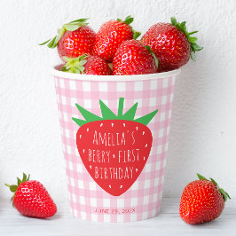 Eerste verjaardag van bessenmeisje met aardbei en papieren bekers