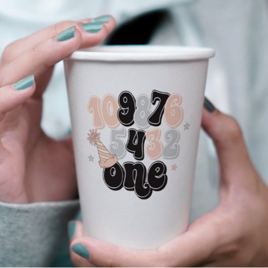 Eerste verjaardag van de jaarwisseling papieren bekers