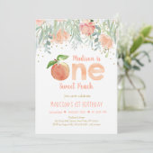 Eerste verjaardag van een meisje met een fijne pea kaart (Staand voorkant)