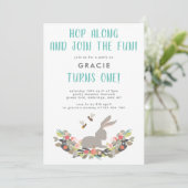 Eerste verjaardag van het konijnenfeest kaart (Staand voorkant)