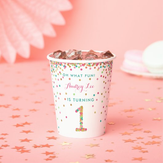 Eerste verjaardag van meisje op 1 verjaardag papieren bekers (Insitu)