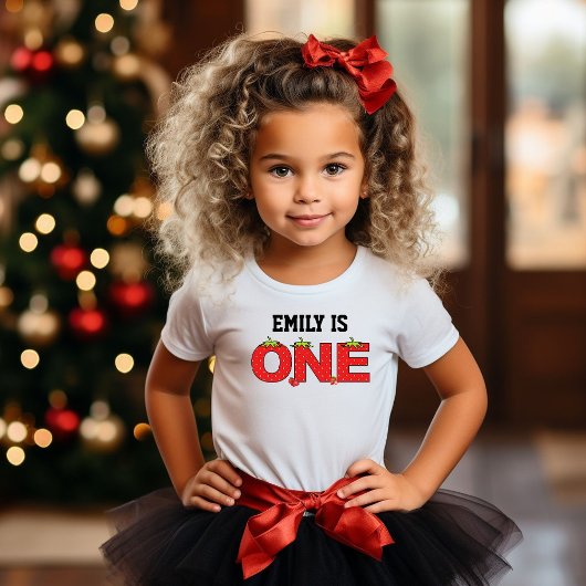 Eerste verjaardag van One Strawberry Baby met aard