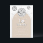 Eerste Verjaardag Zilveren Retro Disco Glitterboog Kaart<br><div class="desc">Dit ontwerp meet 5 x 7 inch / 12, 7 x 17, 8 cm en is perfect voor uitnodigingen. Stap terug in de tijd met onze Retro Disco Ball 1e verjaardag Uitnodigingen & Decor collectie. Dompel jezelf onder in de nostalgie van de jaren '70 met gedempte beige en grijze bogen,...</div>