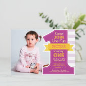 Eerste verjaardagsfeest uitnodiging Paarse meisje (Staand voorkant)