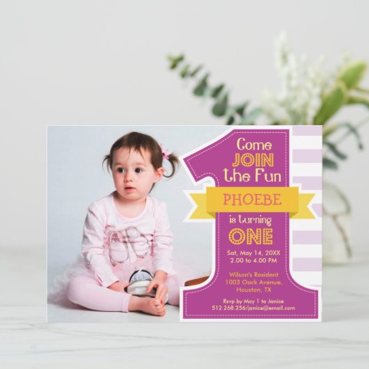 Eerste verjaardagsfeest uitnodiging Paarse meisje (Staand voorkant)