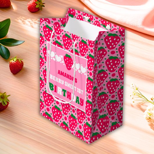 Eerste verjaardagsfeestje met aardbei medium cadeauzakje