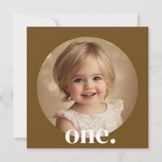 Eerste verjaardagsfoto-uitnodiging in bruin en wit kaart