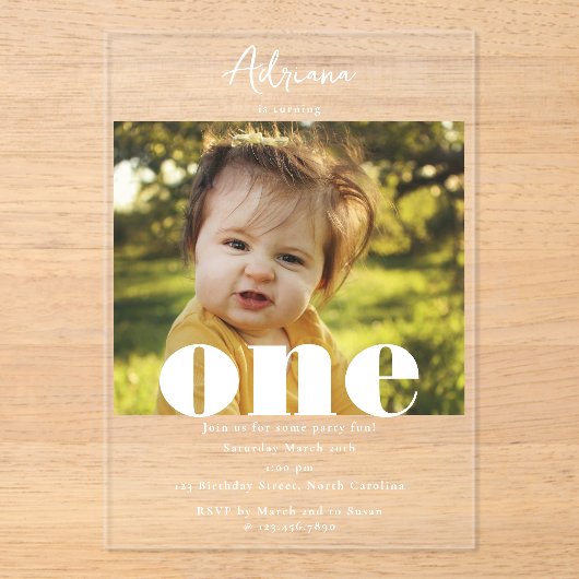 Eerste verjaardagsuitnodiging 1e One Photo Script Acryl Uitnodigingen (Voorkant)
