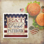 Eet, Drink & Wees Patriottisch | Vintage 4 juli Servet<br><div class="desc">Vier de onafhankelijkheidsdag in stijl met deze trendy typografie patriottische feestservetten. Het ontwerp heeft de tekst "Eat,  Drink & Be Patriotic" in rood,  wit en blauw met een  stijl Amerikaanse vlag achtergrond. Perfect voor 4 juli,  Herdenkingsdag,  Veteranendag en andere patriottische vieringen.</div>