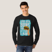 Eet een hamburger pak beide broodjes en eet het al t-shirt (Voorkant volledig)