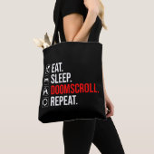 Eet. Slaap. Doomscroll. Herhaal Tote Bag (Dichtbij)