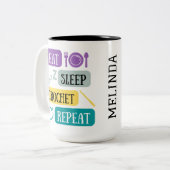 Eet slaap haakwerk herhalen gepersonaliseerd tweekleurige koffiemok (Voorkant links)