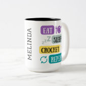 Eet slaap haakwerk herhalen gepersonaliseerd tweekleurige koffiemok (Voorkant rechts)