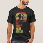 Eet Slaap Hunt Herhaal Retro Avontuur Jacht T-shirt (Voorkant)