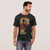Eet Slaap Hunt Herhaal Retro Avontuur Jacht T-shirt (Voorkant volledig)