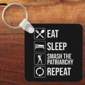 Eet. Slaap. Sla het patriarchaat kapot. Herhaal Sleutelhanger (Voorkant)